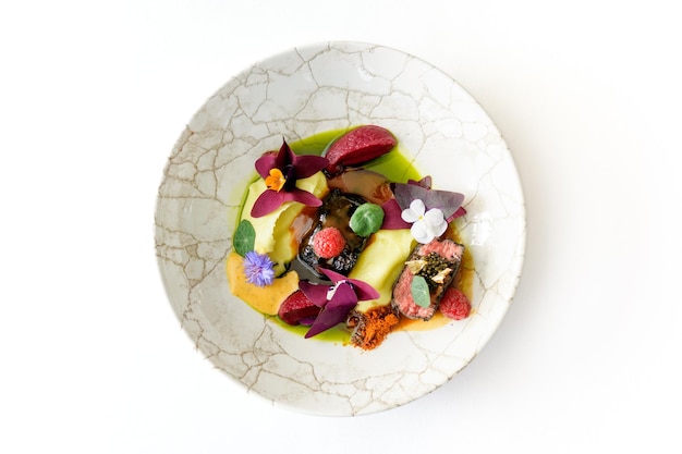 Plato colorido en mesa